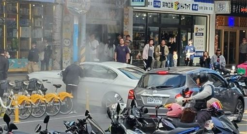 新／新莊BMW暴衝撞2車　駕駛命危送醫