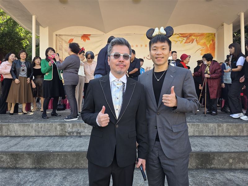 黃國倫(左)跟李洋相見歡。(圖/寇乃馨提供)