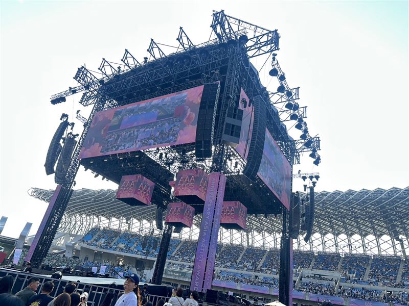 AAA頒獎典禮,沿用先前 TWICE 演唱會的 360 度四面舞台。(圖/讀者提供)