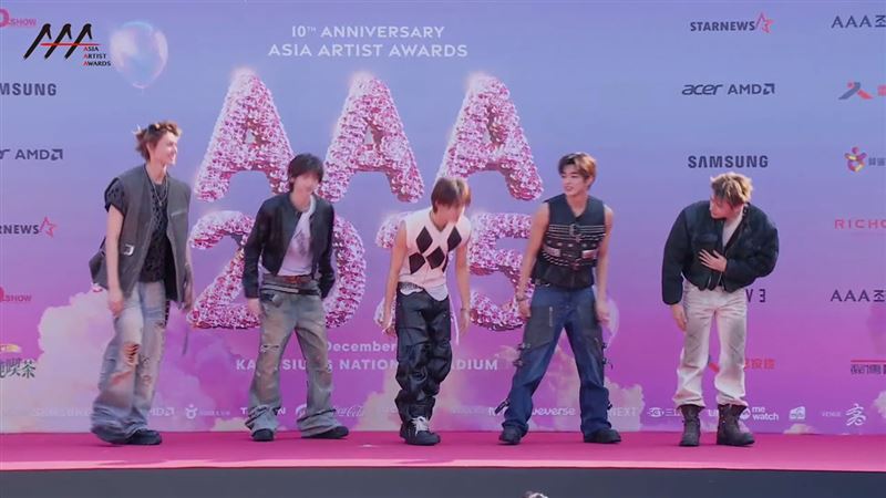 CORTIS 鞠躬致意。(圖/翻攝自Line TV)