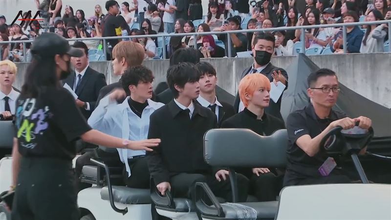 藝人紛紛乘坐花車進場。(圖/翻攝自Line TV)