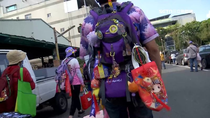 黃小姐全身背滿媽祖結緣品