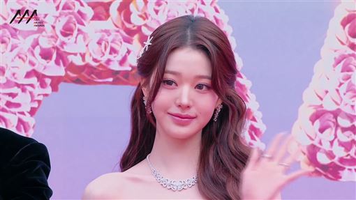 張員瑛AAA紅毯合體李俊昊　白紗現身超仙