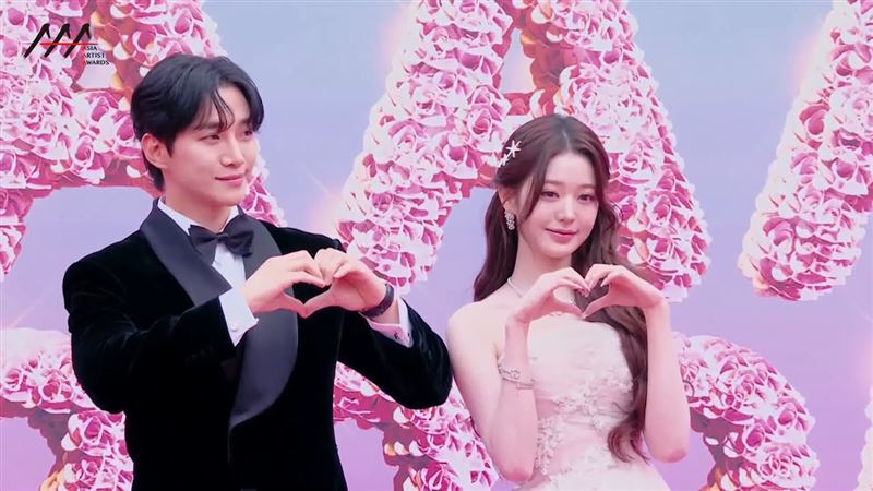 張員瑛、李俊昊合體比愛心。(圖/翻攝自LINE TV)