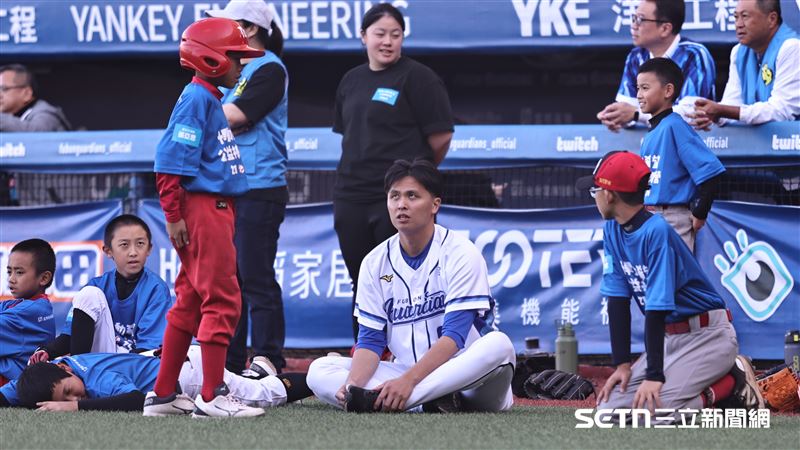 富邦悍將投手陳仕朋出席2025悍動希望公益棒球營和小球員交流。（圖／記者劉彥池攝影）