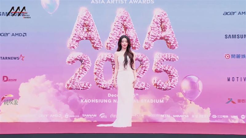 舒華白禮服亮相。(圖/翻攝自LINE TV)