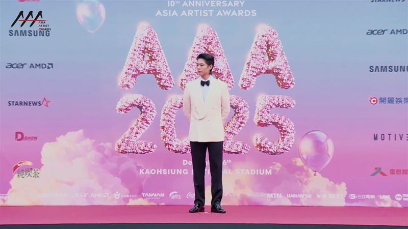 朴寶劍穿黑白色西裝走上紅毯。（圖／翻攝自LINE TV）