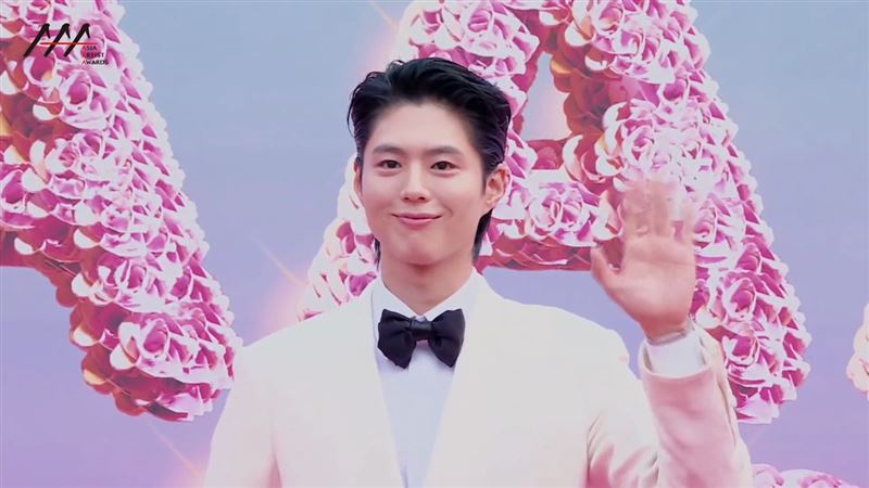 朴寶劍穿黑白色西裝走上紅毯。（圖／翻攝自LINE TV）