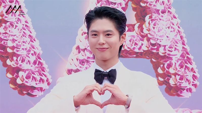 朴寶劍黑白西裝登紅毯 帥度破表粉絲暴動