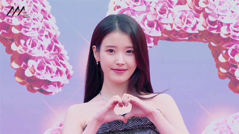 IU AAA壓軸登場!髮絲飄逸美到像拍畫報