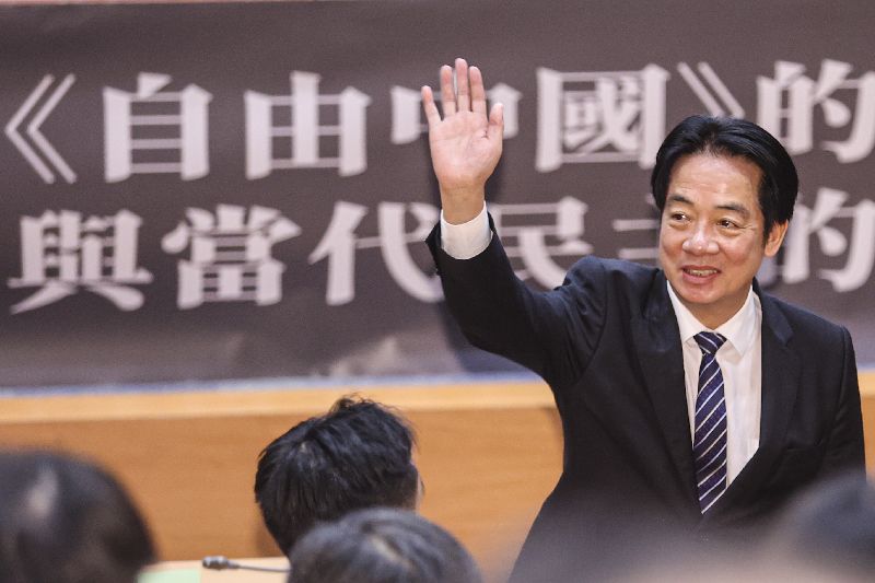 「『自由中國』的遺產與當代民主的試煉」論壇6日在台大舉行開幕典禮，總統賴清德（圖）出席，會前和眾人揮手致意