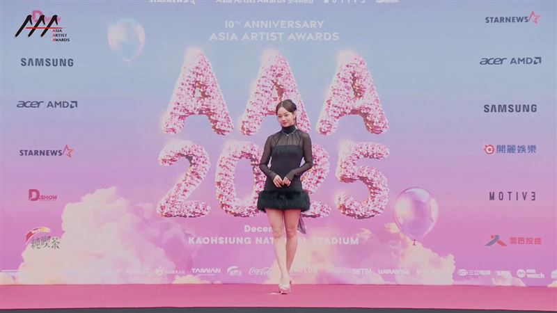 惠利以一身性感透視裝步上AAA典禮的紅毯。（圖／翻攝自LINE TV）