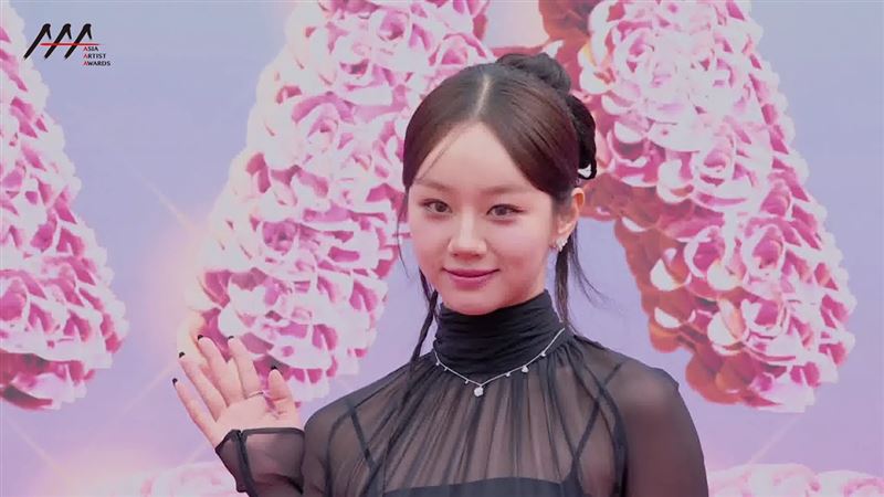 惠利不斷和現場粉絲打招呼。（圖／翻攝自LINE TV）