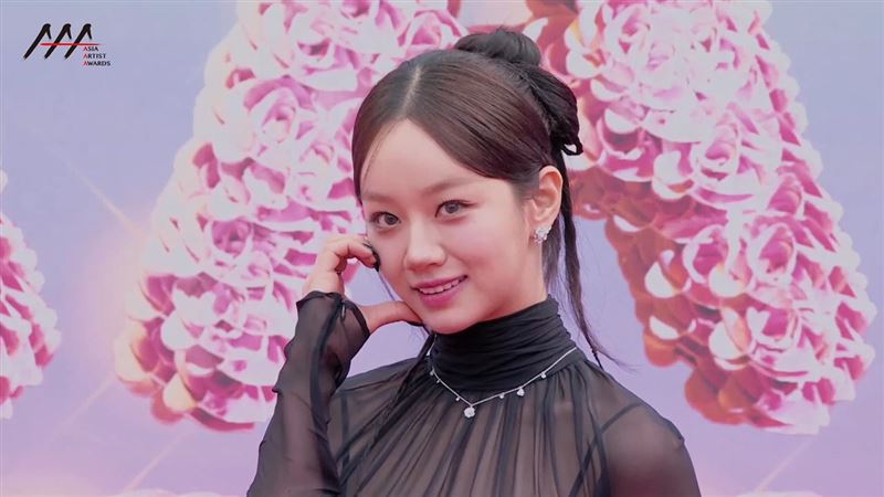 惠利步上AAA典禮的紅毯。（圖／翻攝自LINE TV）