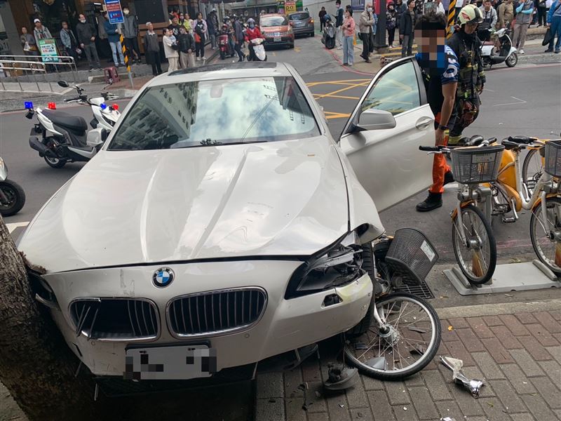 BMW暴衝後卡住。（圖／翻攝畫面）