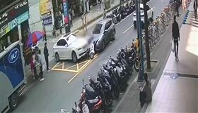 BMW暴衝撞擊多輛車瞬間。（圖／翻攝畫面）