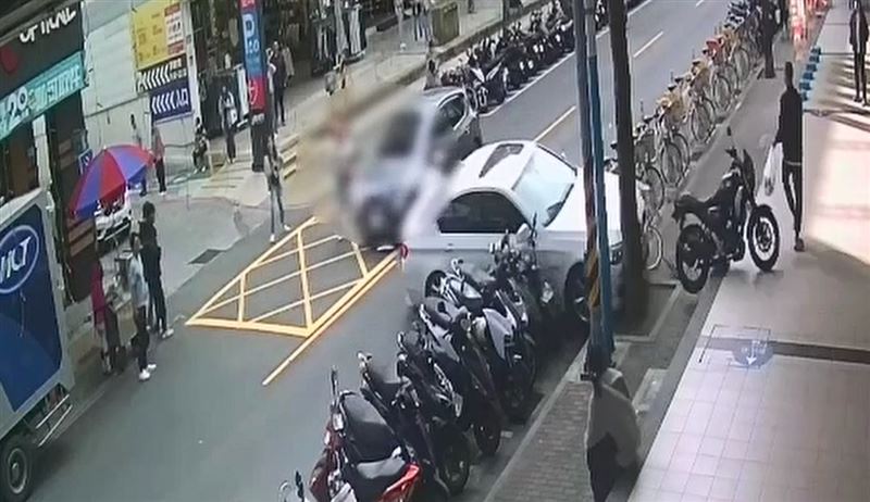 BMW暴衝撞擊多輛車後衝上人行道。（圖／翻攝畫面）