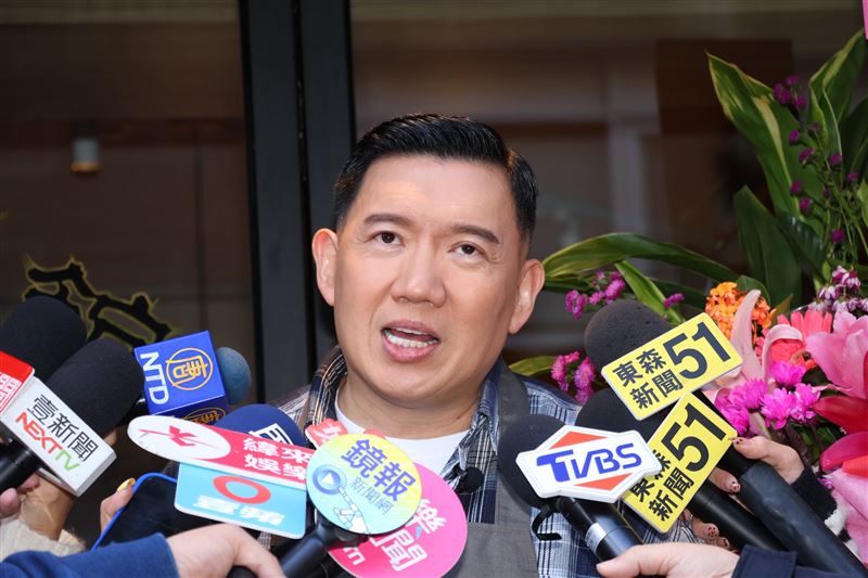 杜汶澤開玩笑稱自己對紅色過敏。(圖/記者鄭孟晃攝影)