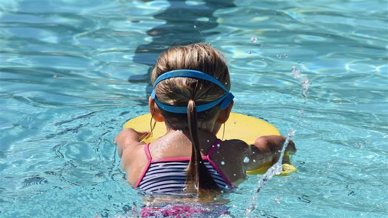 加拿大籍男子尾隨13歲女童進泳池女更衣室，隨後脫光衣物全身裸體，害女童目睹嚇壞。（示意圖／PIXABAY）