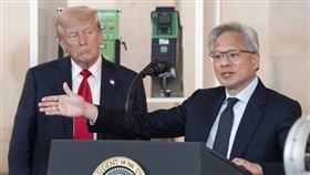 美國總統川普與輝達執行長黃仁勳。（圖／翻攝自X平台 @StockSavvyShay）