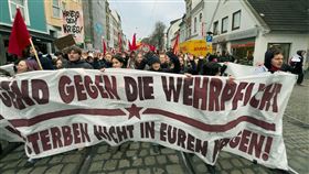 德國學生們走上街頭罷課抗議。（圖／美聯社／達志影像）