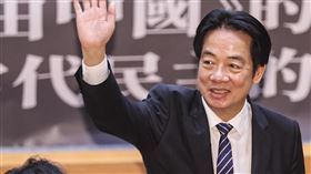 賴總統出席「自由中國」民主論壇（1）「『自由中國』的遺產與當代民主的試煉」論壇6日在台大舉行開幕典禮，總統賴清德（圖）出席，會前和眾人揮手致意。中央社記者鄭清元攝　114年12月6日