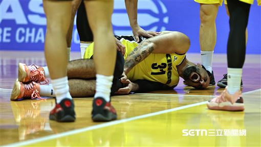 桑尼左膝扭到內折　當場「變形」痛到大吼