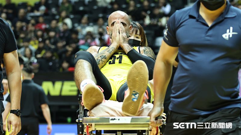 東超例行賽,新北國王洋將桑尼膝蓋受傷退場。(圖/記者劉彥池攝影)