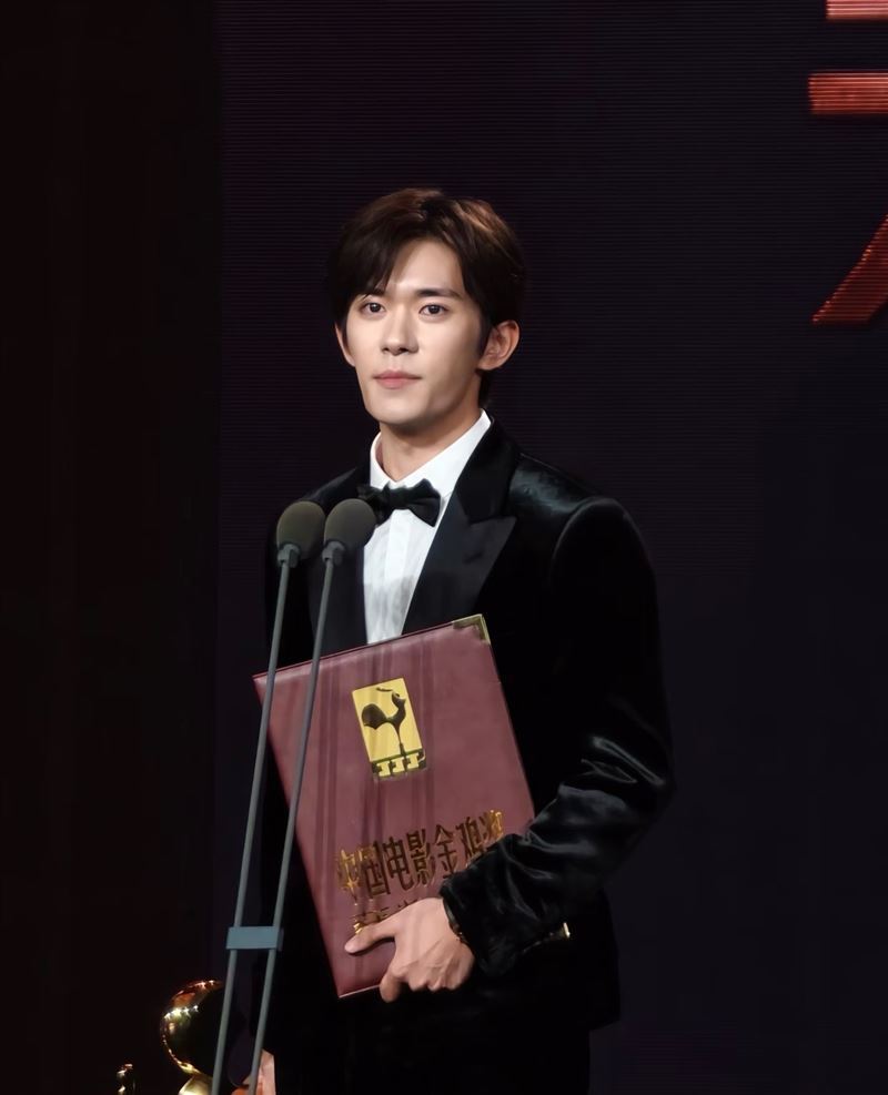 關於與于朦朧的關係,易烊千璽透露,兩人在圈內有過交集,私下互相尊重彼此工作。(圖/翻攝自微博)