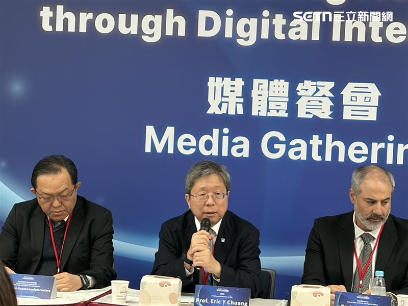 工研院生醫與醫材所所長莊曜宇(中)表示,全球手術正快速邁向智慧化與自動化,台灣在大數據分析、精密機械製造等領域具備整合優勢,工研院正以此為基礎,從研發、臨床到產業鏈布局逐步推進,打造具在地實證能力且能向全球擴散的智慧手術示範場域。(圖/記者簡浩正攝影)