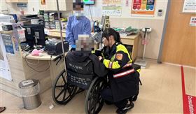 中平派出所員警朱孟柔、楊博閔將老父送往醫院。（圖／翻攝畫面）