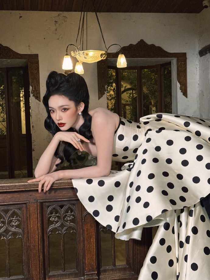 林允今年尖叫之夜選擇復古造型亮相。(圖/翻攝自微博)