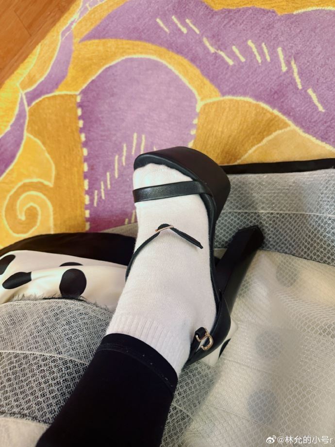 林允曬出鞋帶斷裂的高跟鞋。(圖/翻攝自微博)