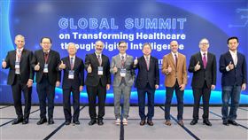 工研院舉辦智慧醫療高峰會，左起Vectur LLC管理合夥人Seth Taylor、泰國瑪希敦大學副校長Cherdchai Nopmaneejumruslers、長庚大學校長湯明哲、美敦力全球人工智慧長Rodolphe Katra、經濟部產業司簡技戴建丞、工研院生醫所所長莊曜宇、美國FDA前局長Stephen Hahn、美國伊利諾大學醫院執行長Mark Rosenblatt、秀傳醫院總院長黃士維。