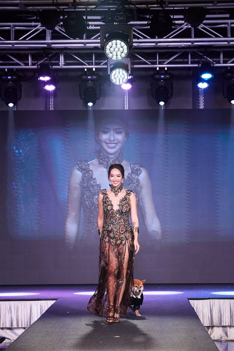 薔薔展現性感身材。(圖/第二屆萌寵時裝週提供)