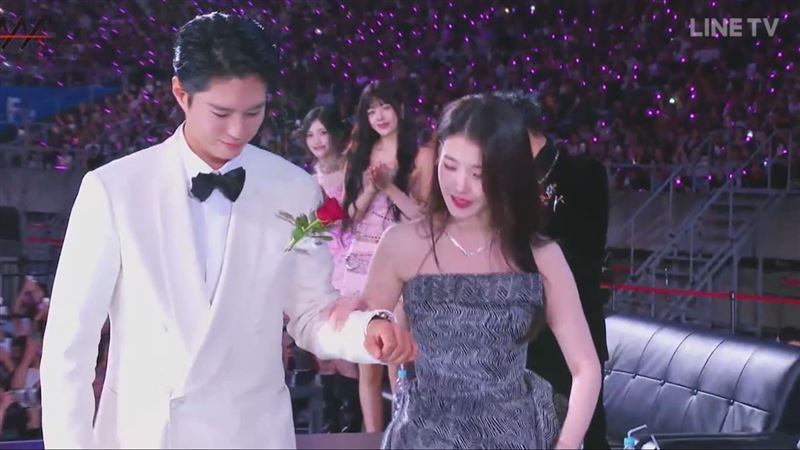 朴寶劍、IU奪最佳情侶獎 超甜互動掀暴動