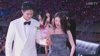 朴寶劍、IU奪最佳情侶獎　超甜互動掀暴動