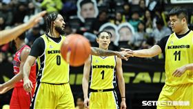 杰倫國王初登場飆35分　東超季後賽仍有望