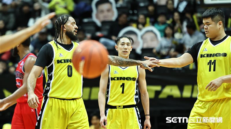 杰倫國王初登場飆35分 季後賽希望還未滅