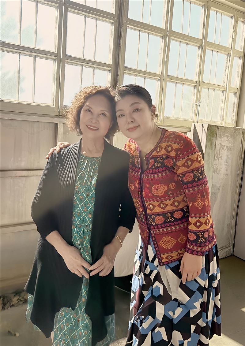 吳申梅戲裡戲外兩位母親,左起瑪莉姐、呂俍慧。(圖/喜上梅梢娛樂提供)