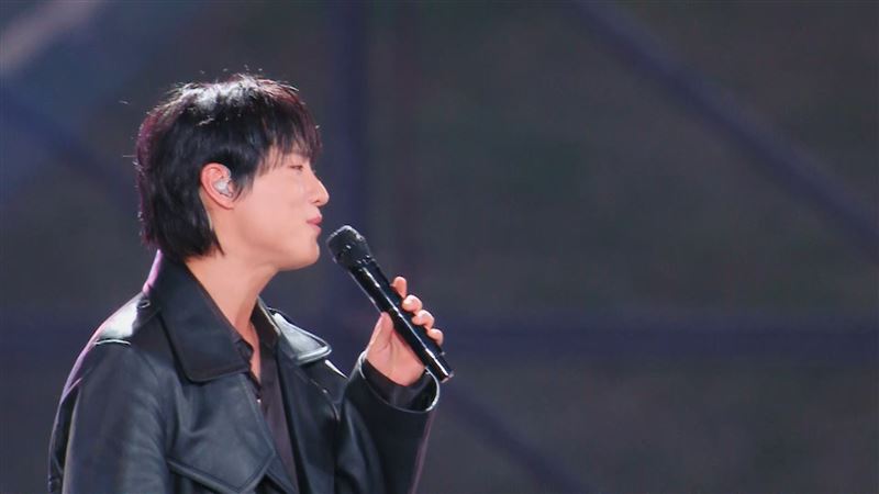 林俊傑合體WOODZ合唱《背對背擁抱》。(圖/starnews提供)