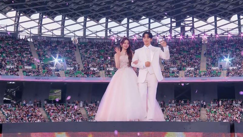 張員瑛、李俊昊合體主持。(圖/starnews提供)