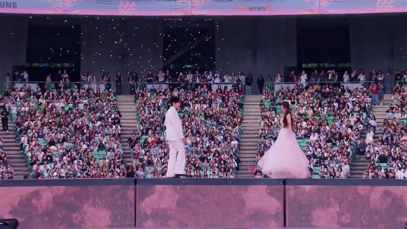 張員瑛、李俊昊開場大跳華爾滋。(圖/starnews提供)