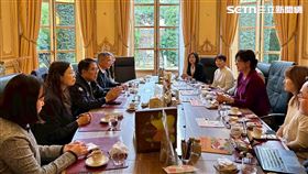 黃偉哲訪法國會晤國會議員，分享台南「綠能建設」。（圖／台南市政府提供）