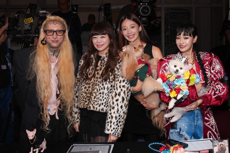 決戰毛模伸展台評審團包括時尚部落客Chuckle(左起) 、溫筱鴻、王心恬、王思佳。(圖/第二屆萌寵時裝週提供。)