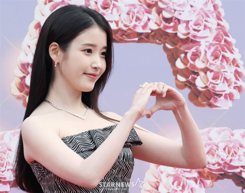 AAA紅毯,IU壓軸登場。(圖/starnews提供)