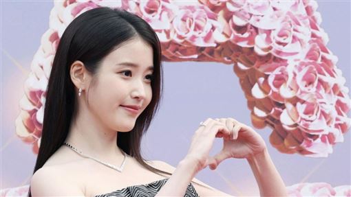 IU AAA壓軸登場！髮絲飄逸美到像拍畫報