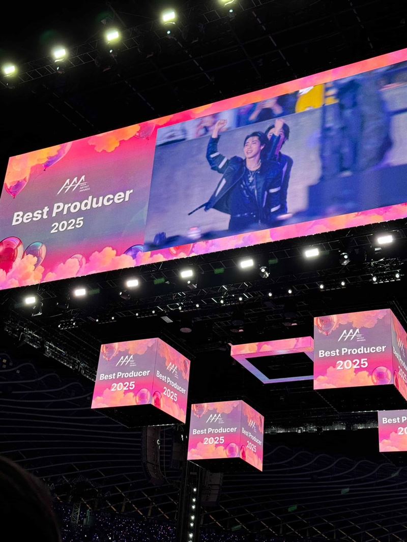 HAN在獲獎前準備去廁所,差點來不及回到座位,還搭著車子飛奔上台。(圖/讀者提供)