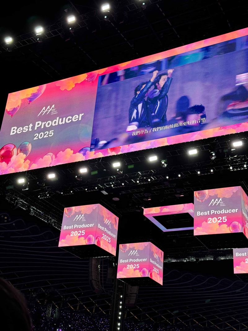 HAN在獲獎前準備去廁所,差點來不及回到座位,還搭著車子飛奔上台。(圖/讀者提供)