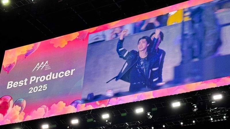 得獎者在上廁所 他台下搭小車飛奔還揮手